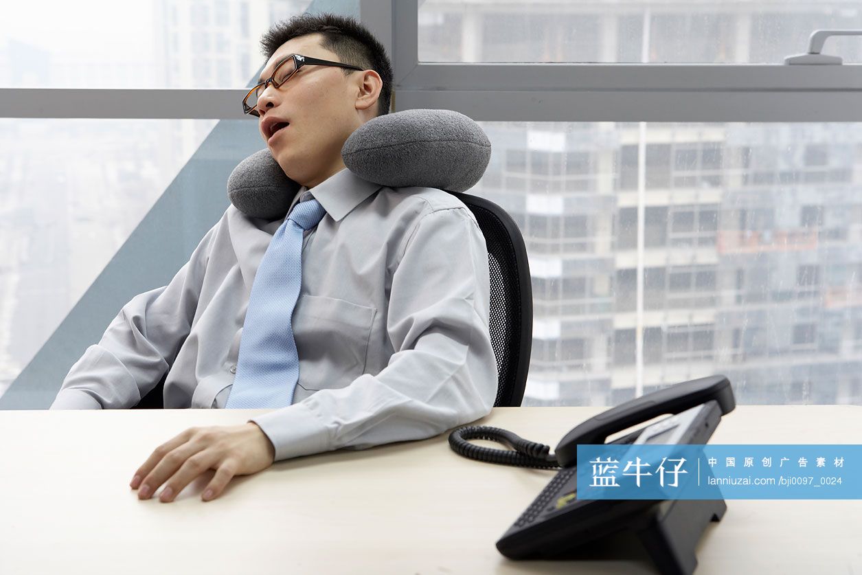 在办公室打瞌睡的商务男性