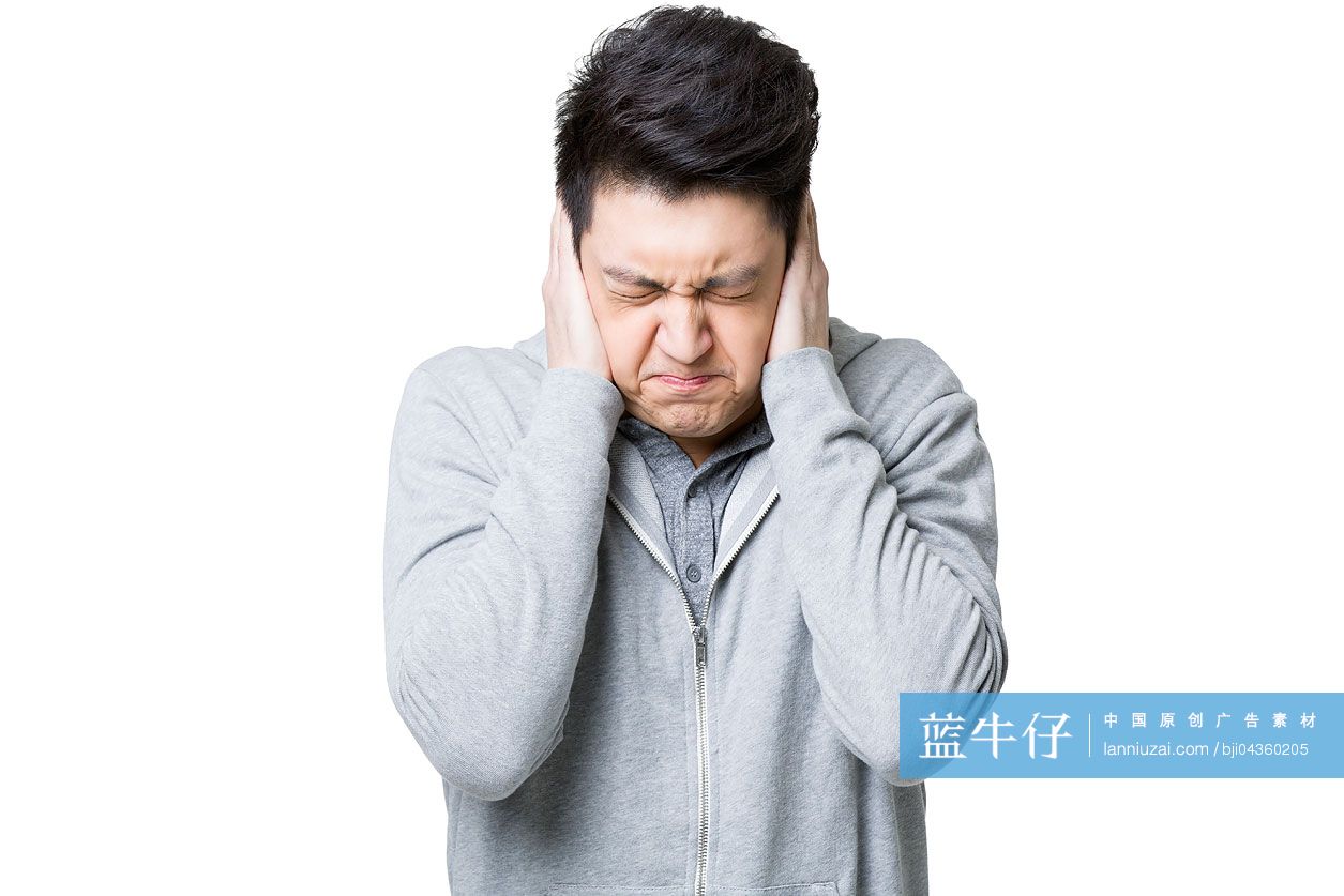年轻男子捂住双耳