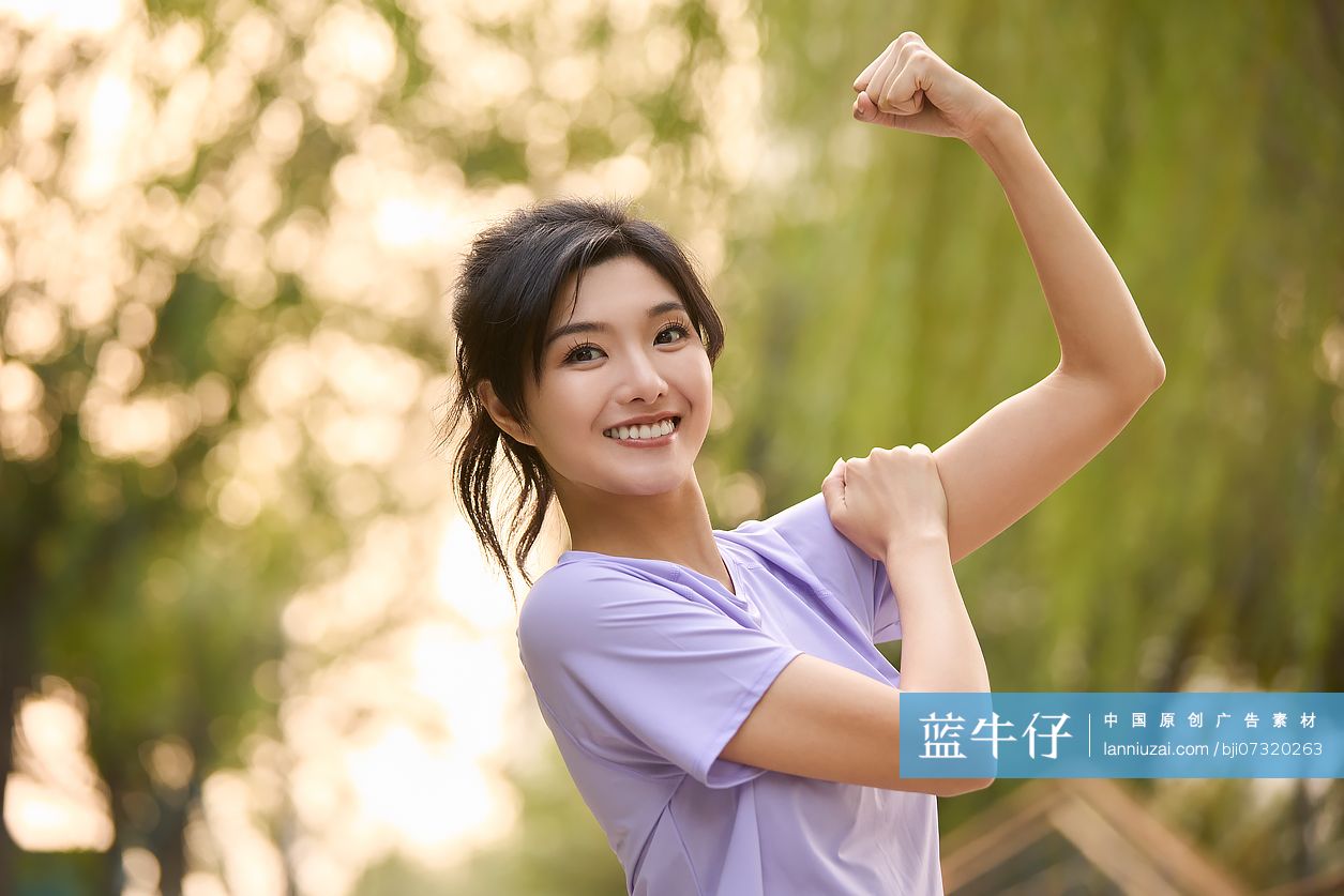 开心的年轻女性锻炼身体