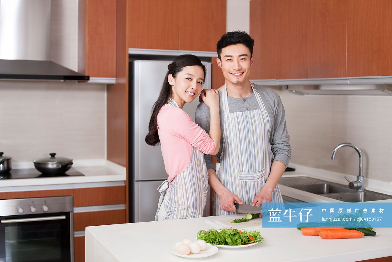 年轻男子做饭-蓝牛仔影像-中国原创广告影像素材