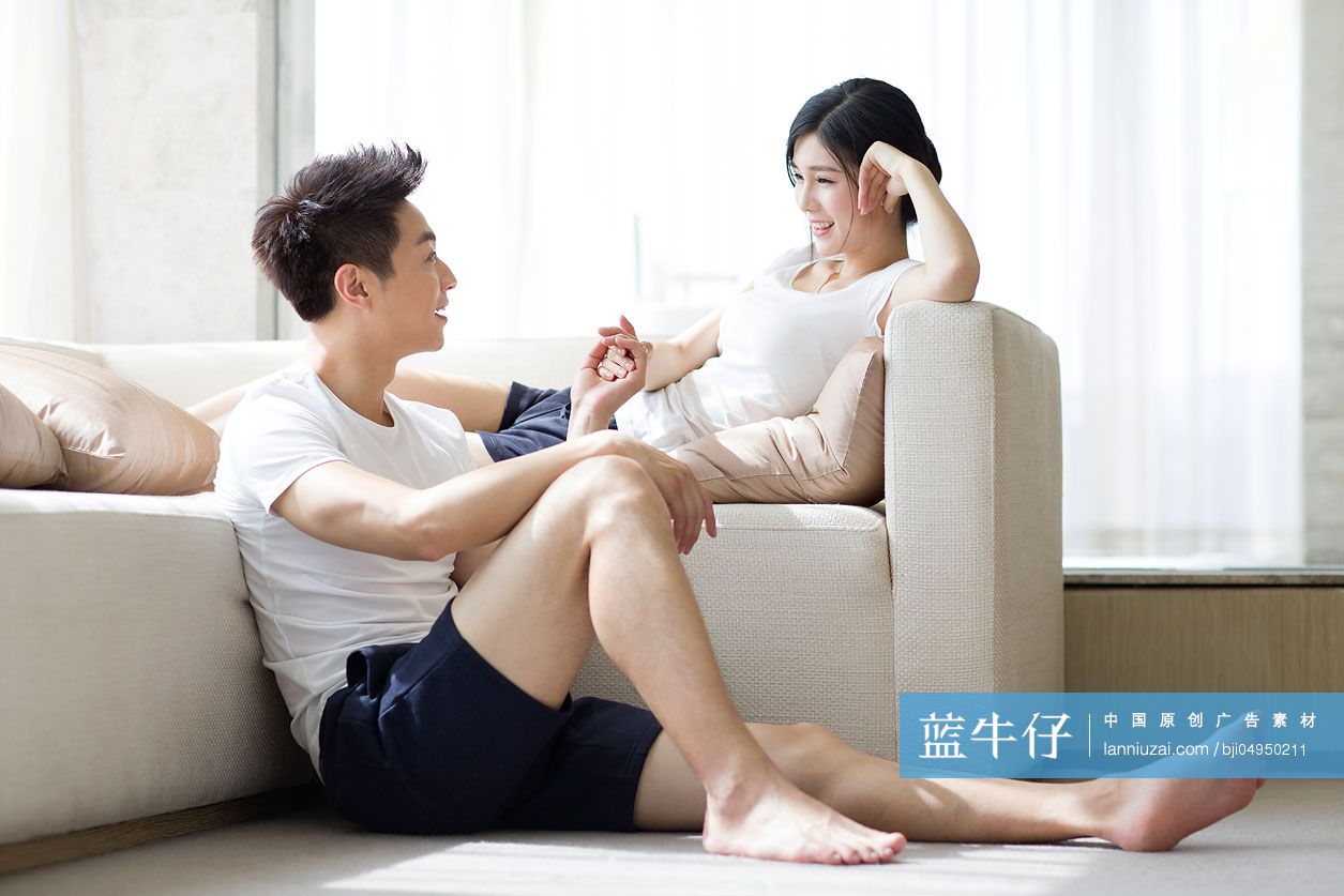 快乐的年轻夫妇在家放松-蓝牛仔影像-中国原创广告影像素材
