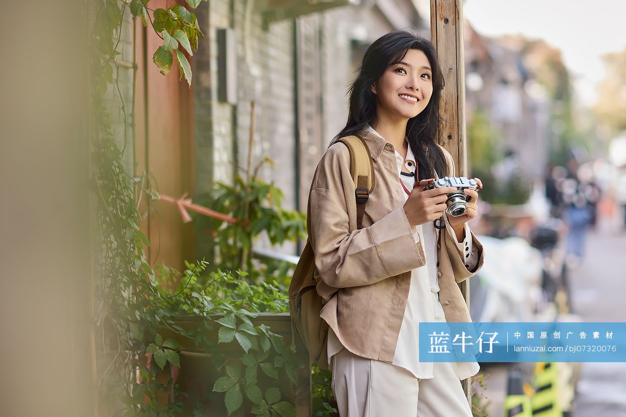 快乐的年轻女性在北京旅游