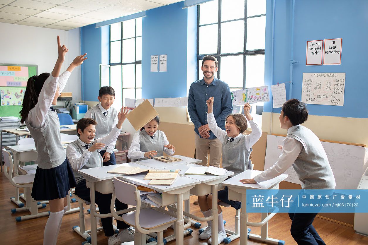 学生和老师在教室庆祝