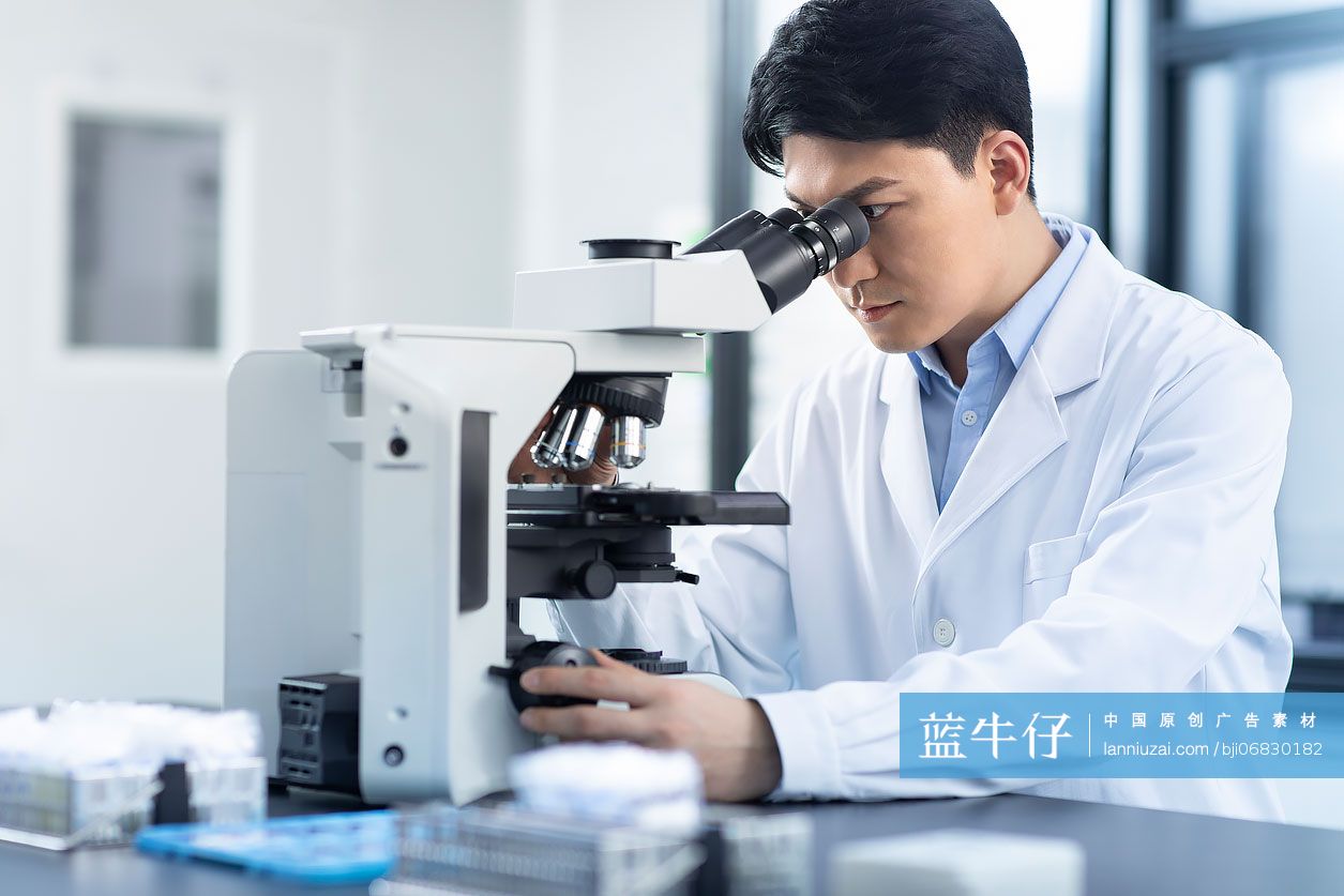 医学研究员在实验室工作