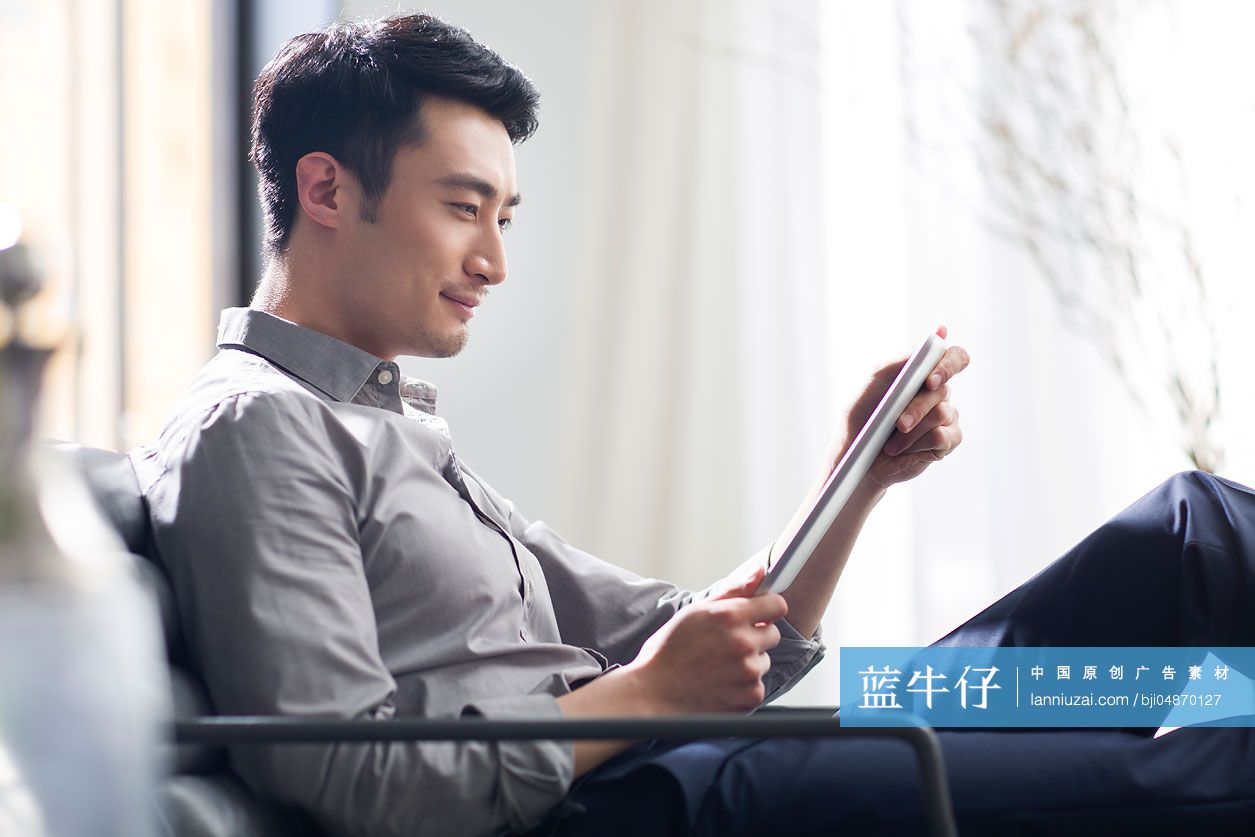 年轻商务男子在办公室使用平板电脑