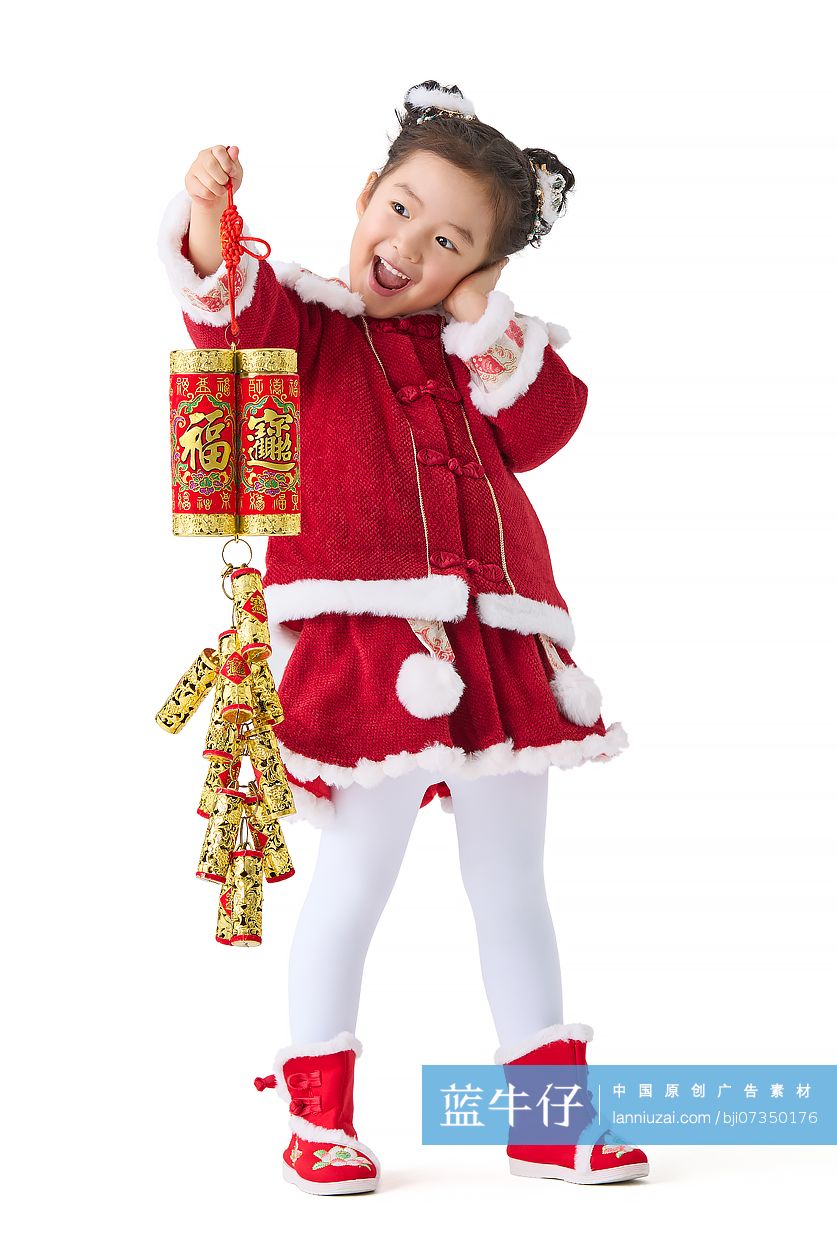 穿着传统服饰的小女孩庆祝新年