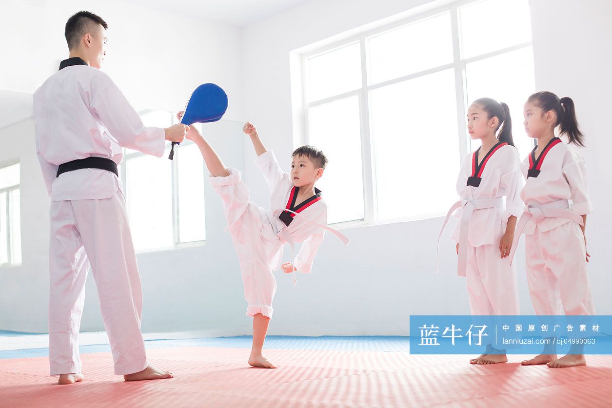 年轻教练教儿童跆拳道