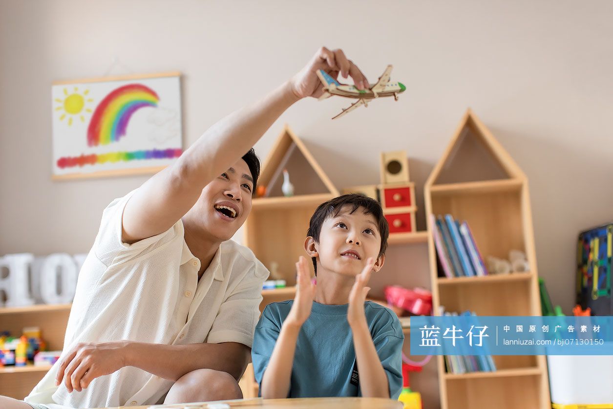 父子俩制作飞机模型