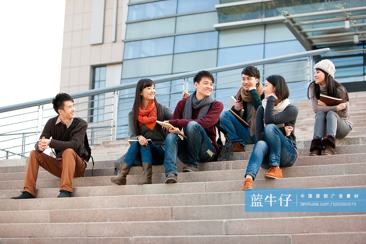 校园里的大学生坐在台阶上