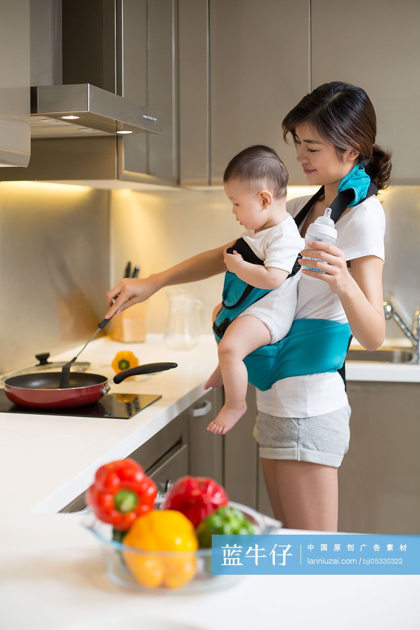 年轻妈妈在厨房做饭