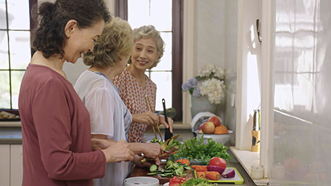 Senior Chinese friends cooking in kitchen,4K