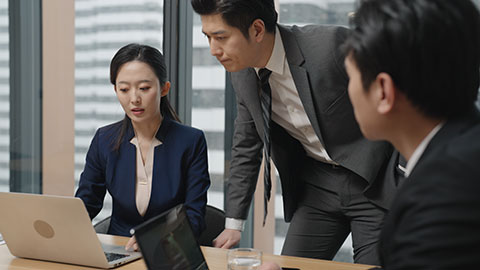 Confident Chinese business people having a meeting,4K