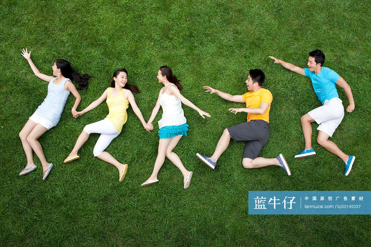 年轻男女在草地上追逐嬉戏-蓝牛仔影像-中国原创广告影像素材