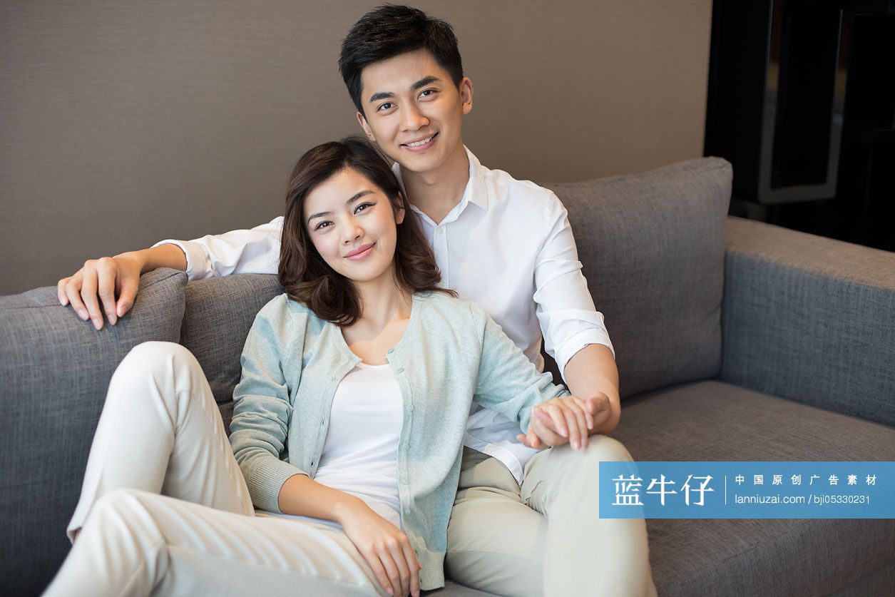 年轻夫妇在家放松休息-蓝牛仔影像-中国原创广告影像素材