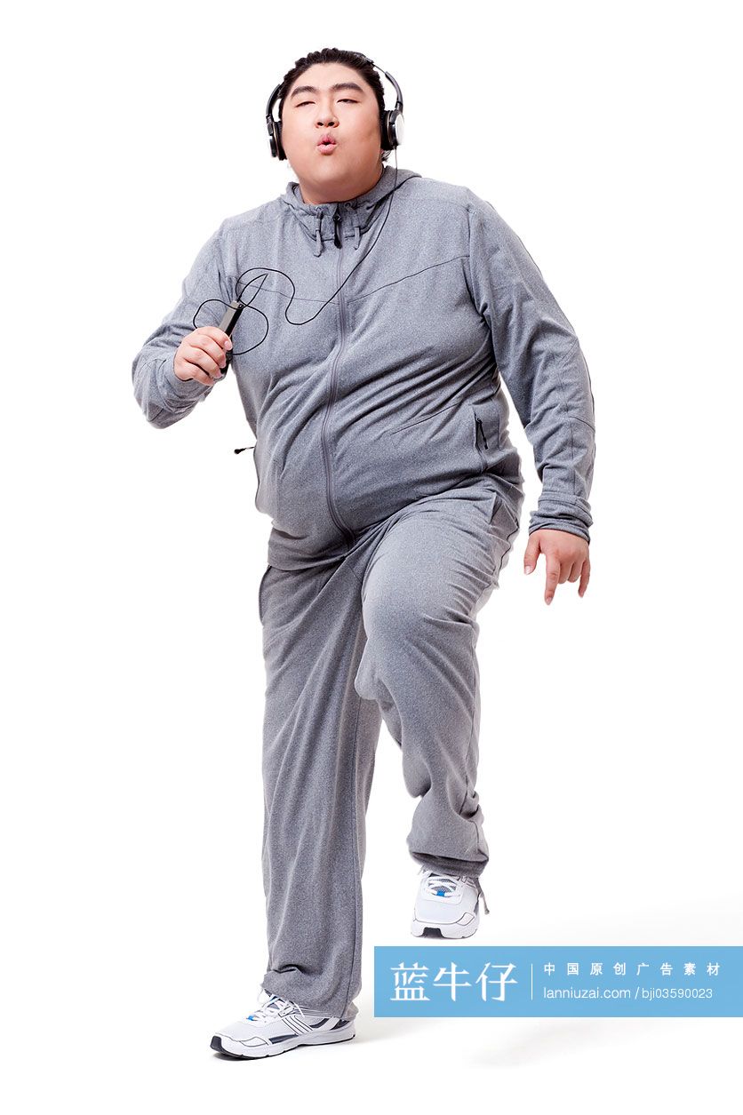 时尚的胖子听音乐跳舞