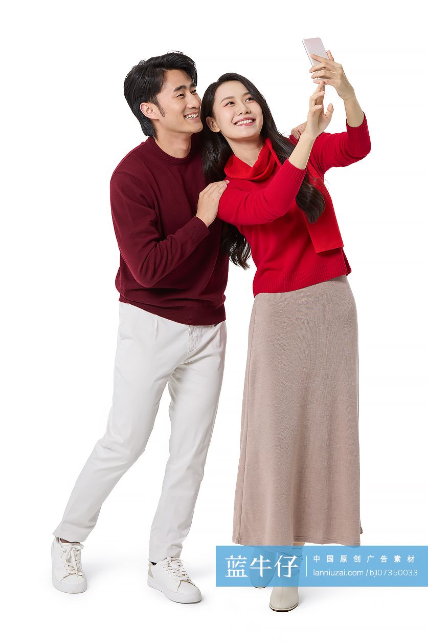 快乐的年轻情侣使用手机