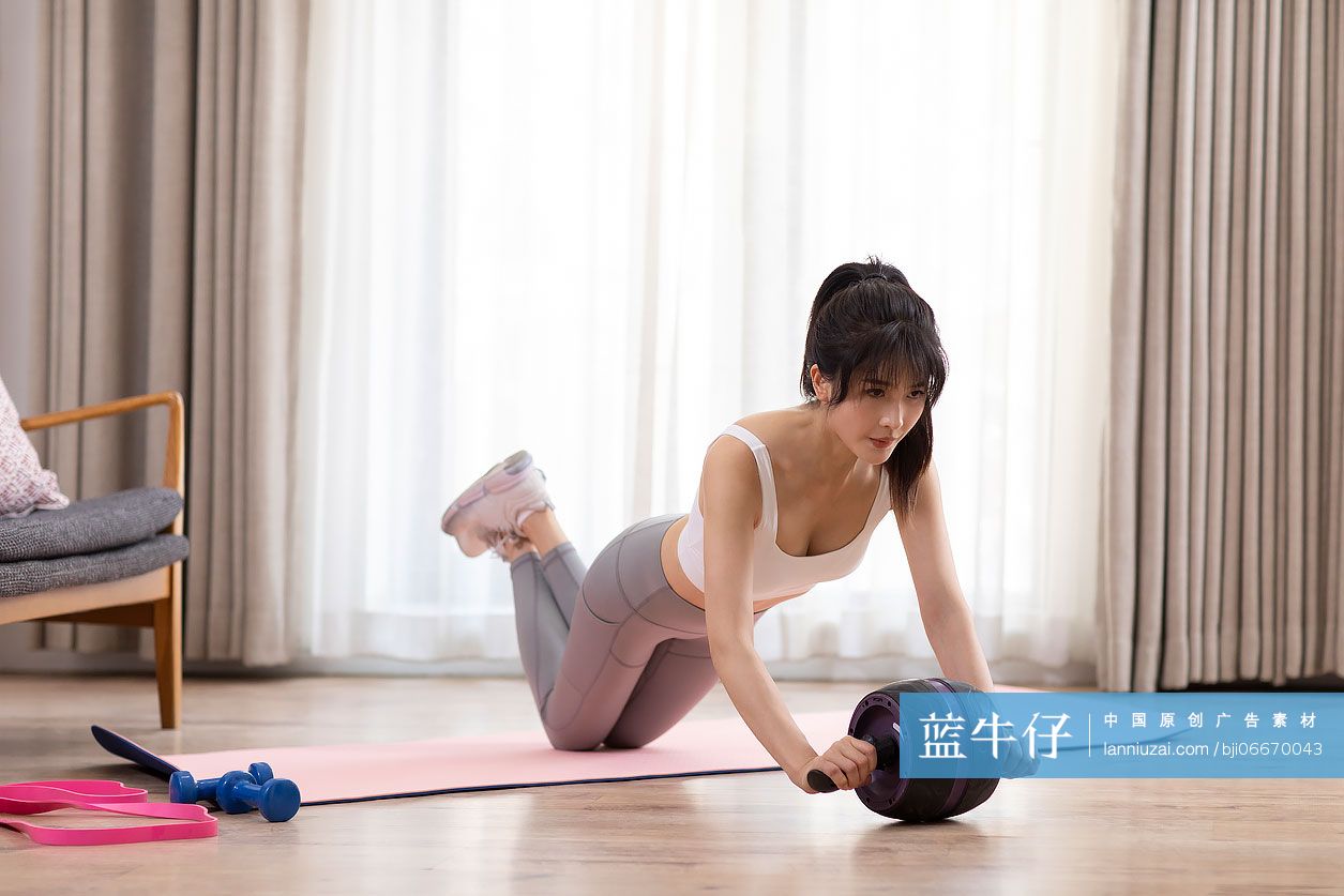 年轻女子在家健身
