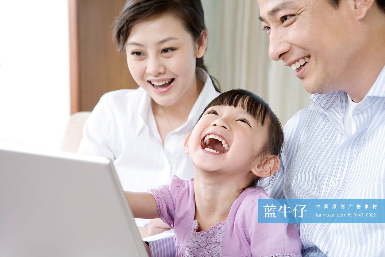 一家人用笔记本电脑上网