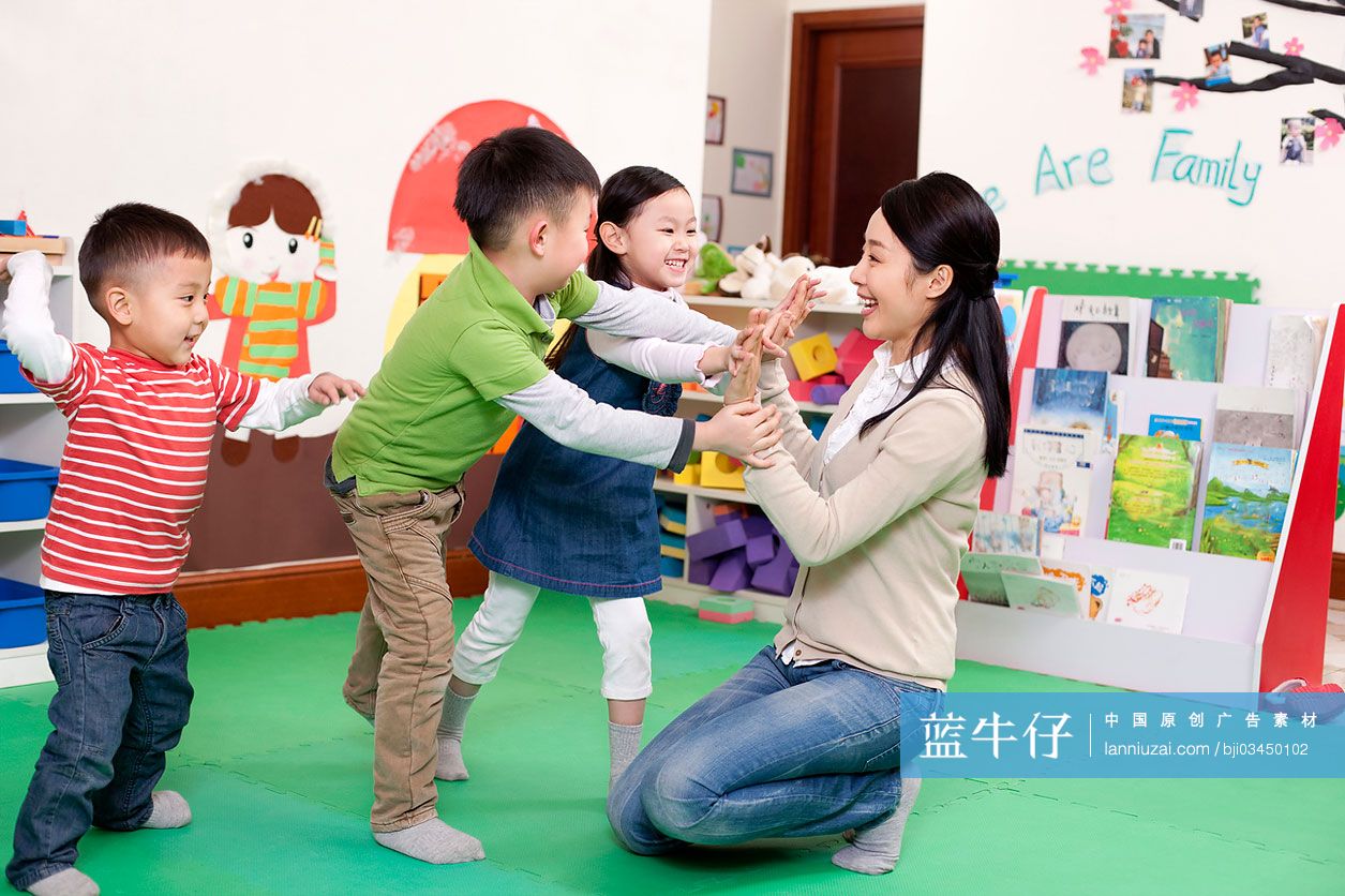 幼儿园小朋友和老师玩拍手游戏