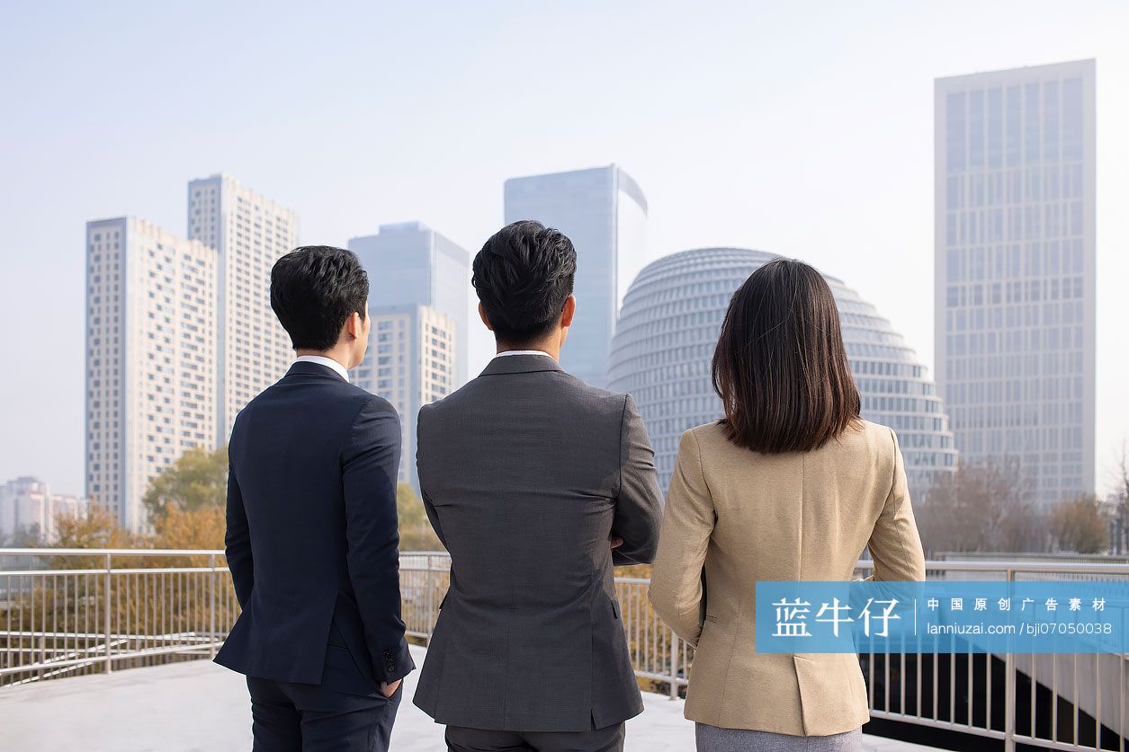 自信的商务人士望向远方