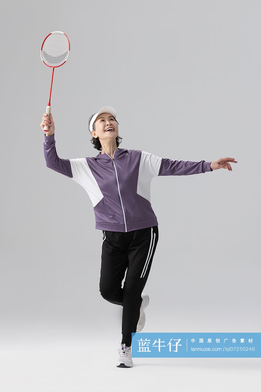 快乐的老年女子锻炼身体