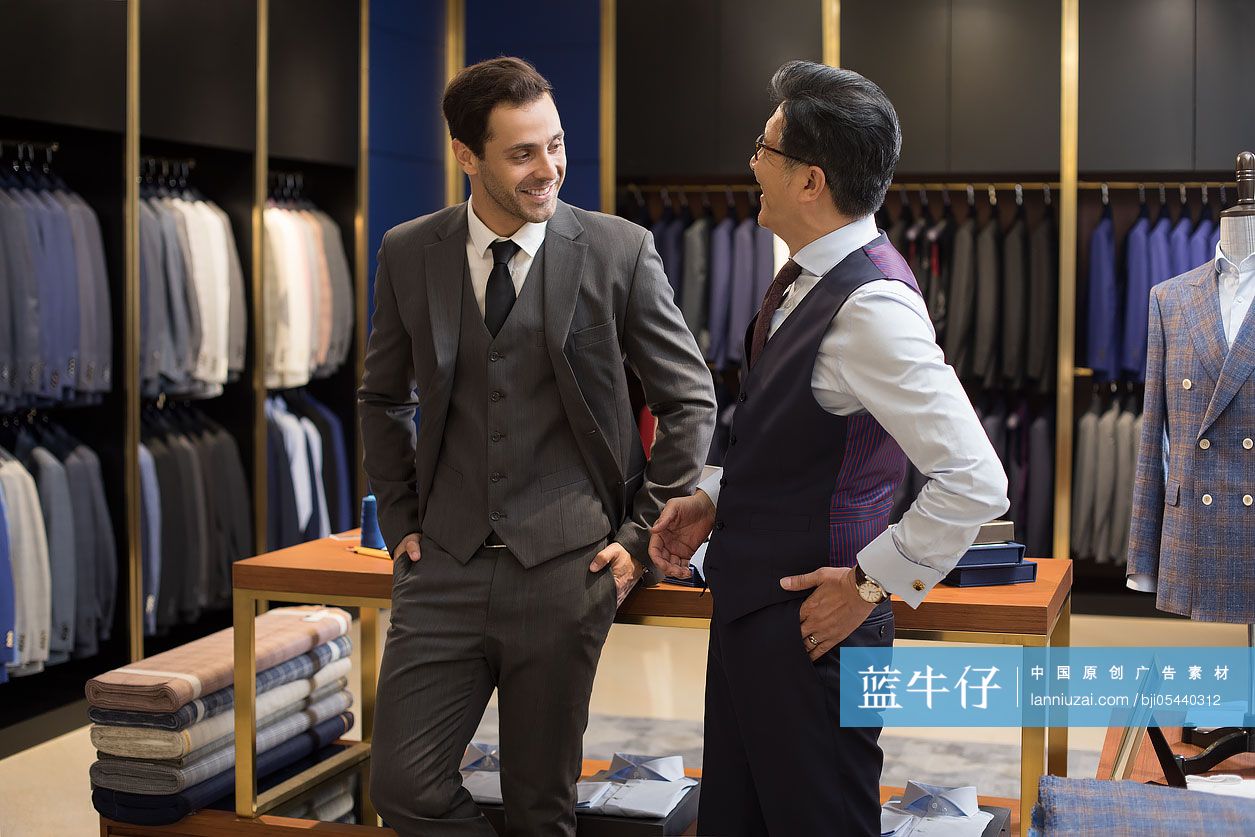 自信的服装设计师和商务男士谈论