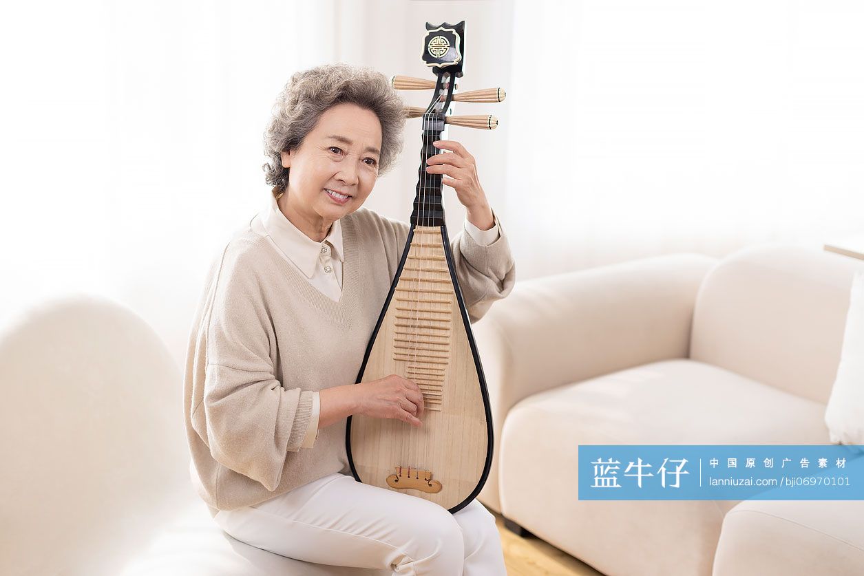 老年女子在家演奏琵琶