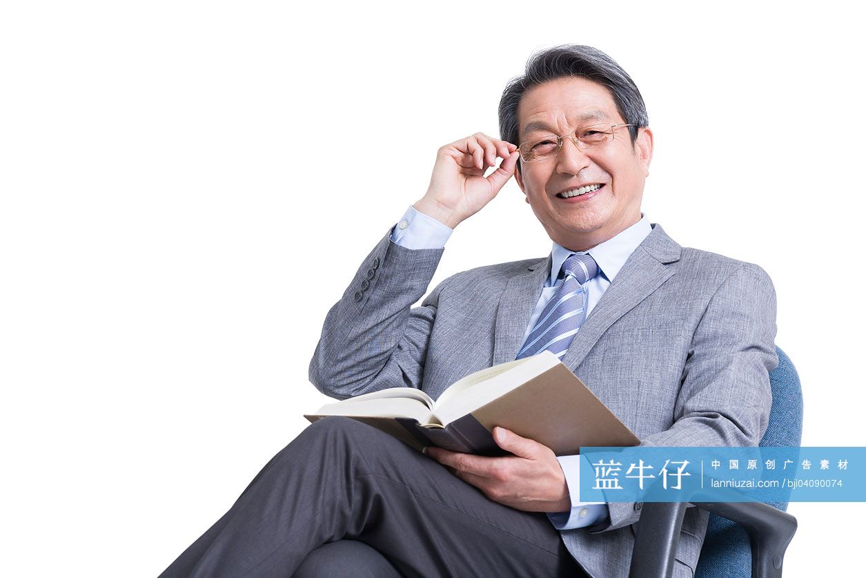 老年男子与书本