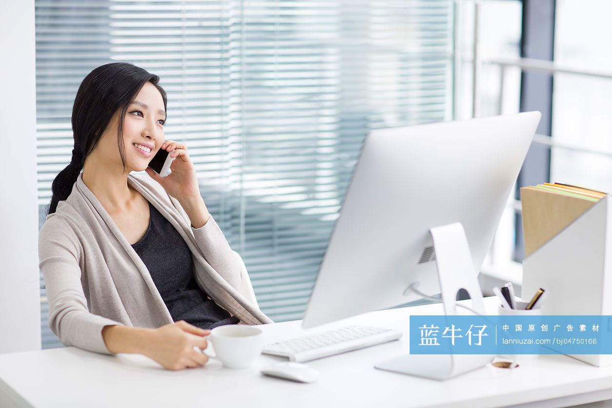 年轻女子在办公室打电话