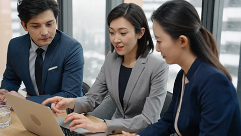 Confident Chinese business people having a meeting,4K