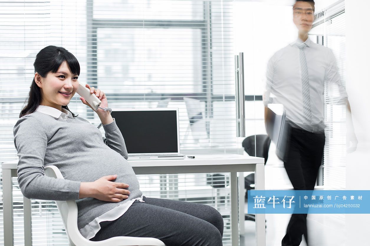 怀孕的商务女士打电话，商务男士走出来