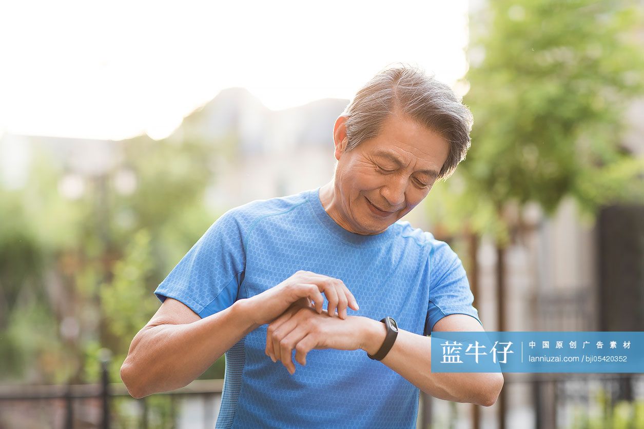 老年男子查看运动手环