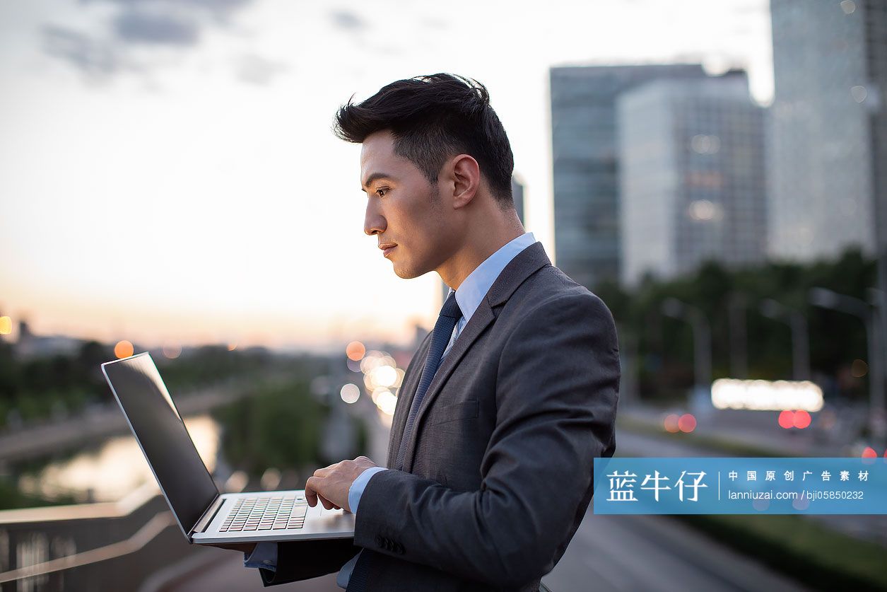 年轻商务男士使用电脑