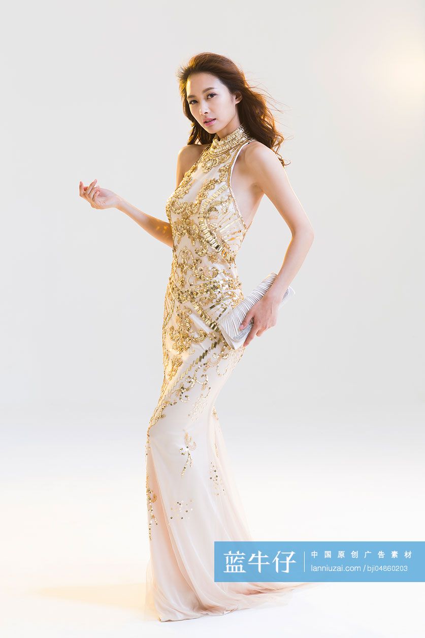 穿晚礼服的优雅女子