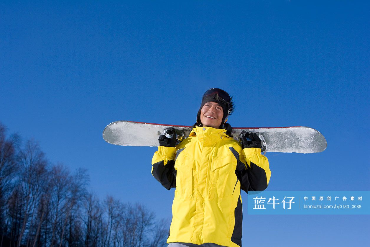 滑雪的年轻男子