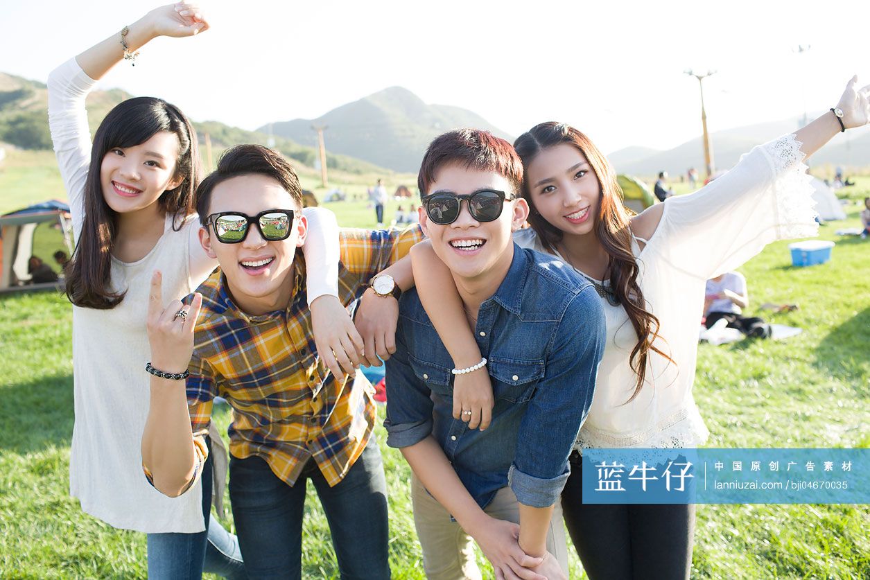 年轻人参加音乐节