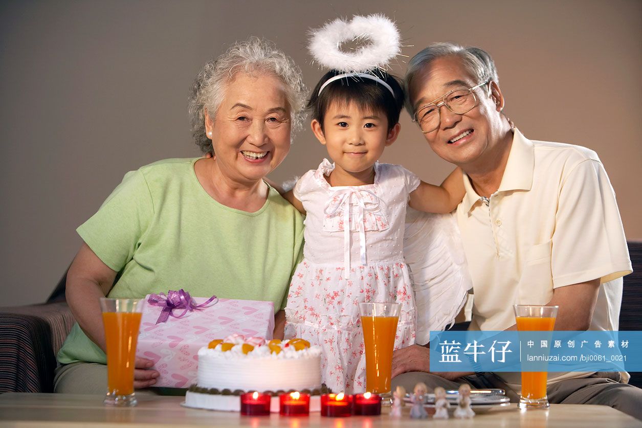 一家人庆祝生日