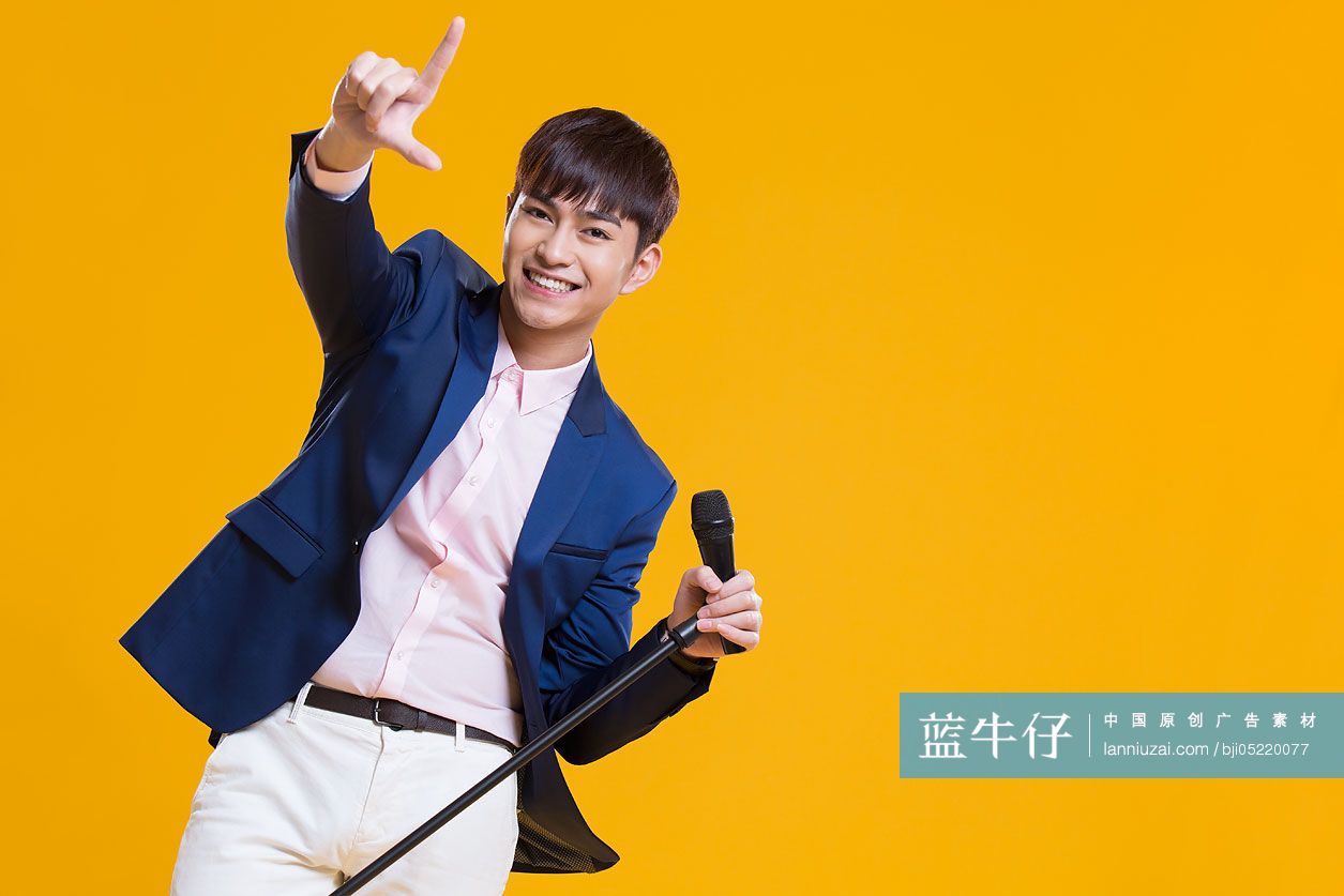 快乐男生拿着麦克风唱歌