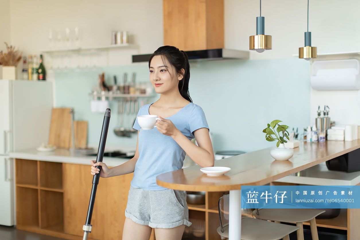 年轻女子做家务