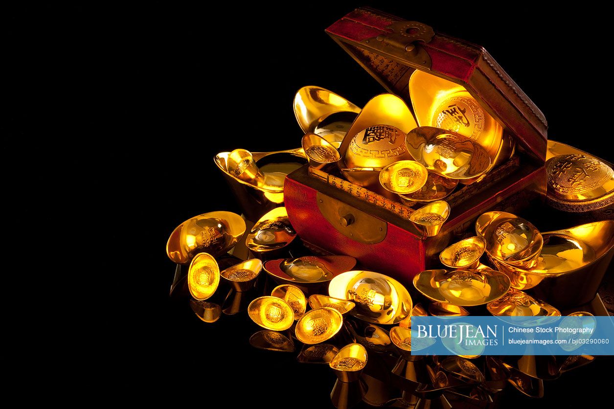 Precious Chinese traditional currency gold yuanbao ingots and box