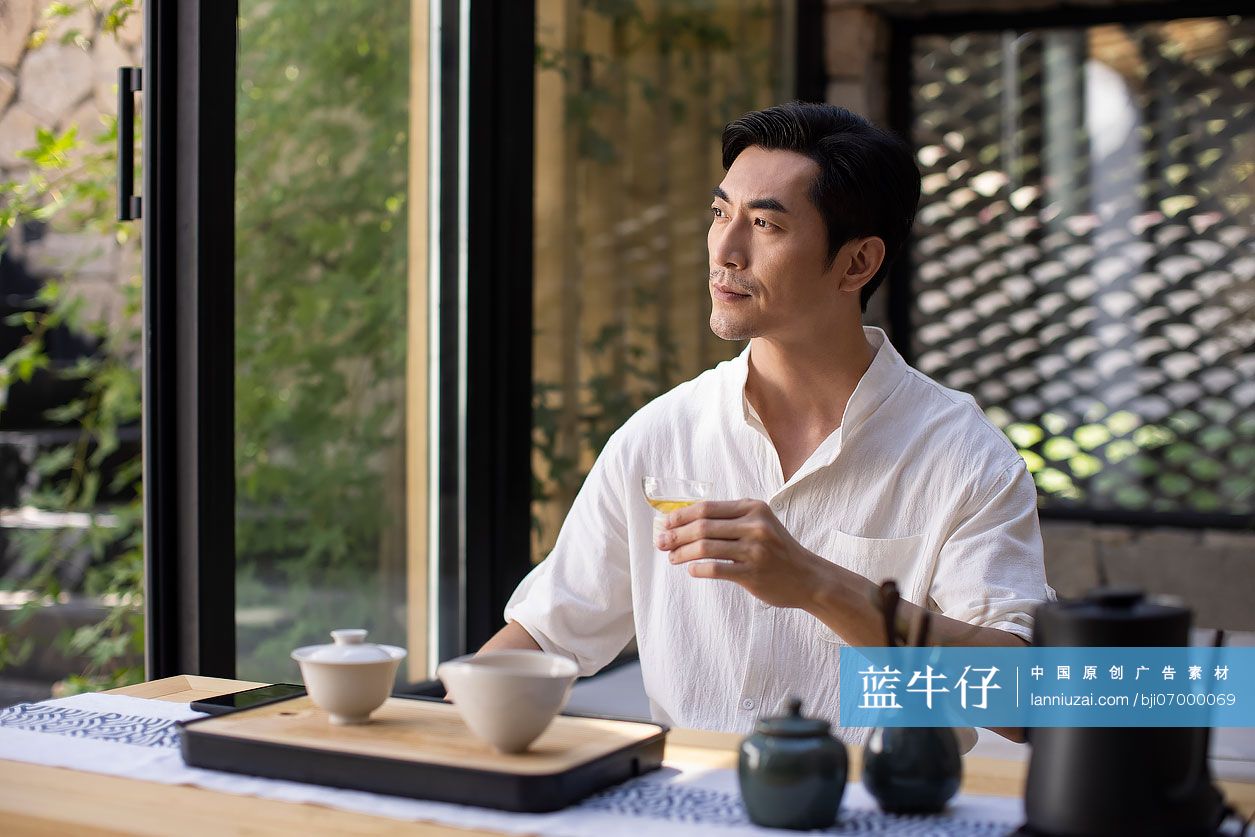 中年男子在茶室里品茶