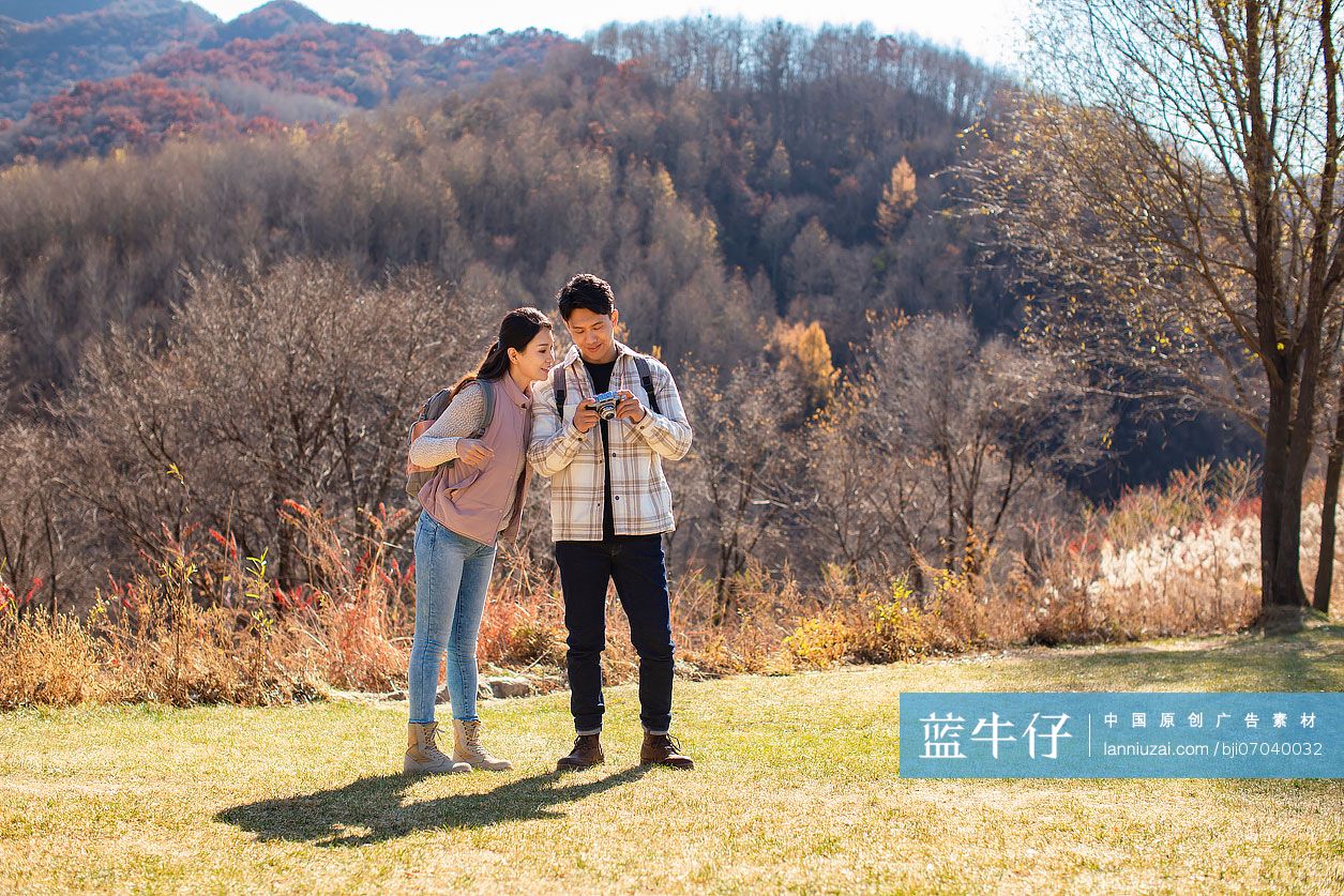 快乐的年轻情侣户外拍摄美景