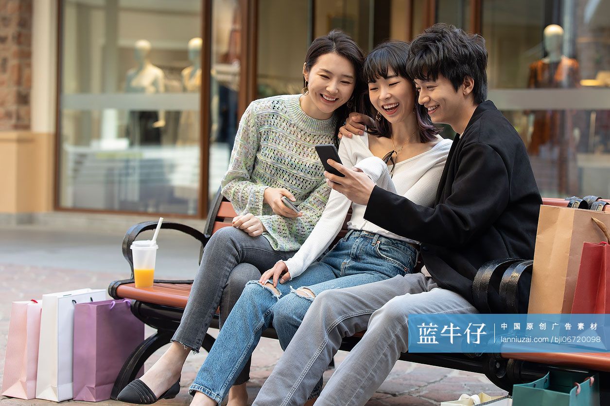 快乐的年轻人一起逛街购物