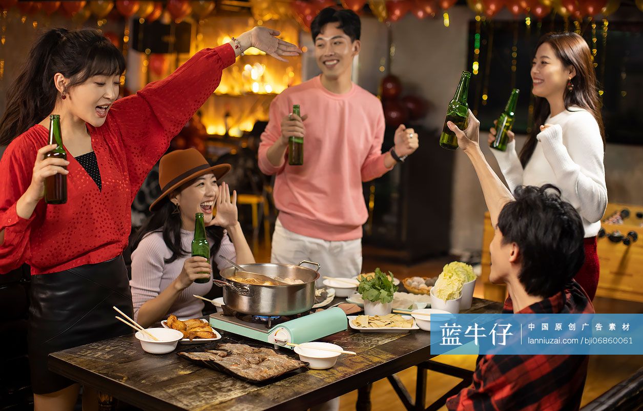 年轻朋友们在火锅店吃饭喝啤酒