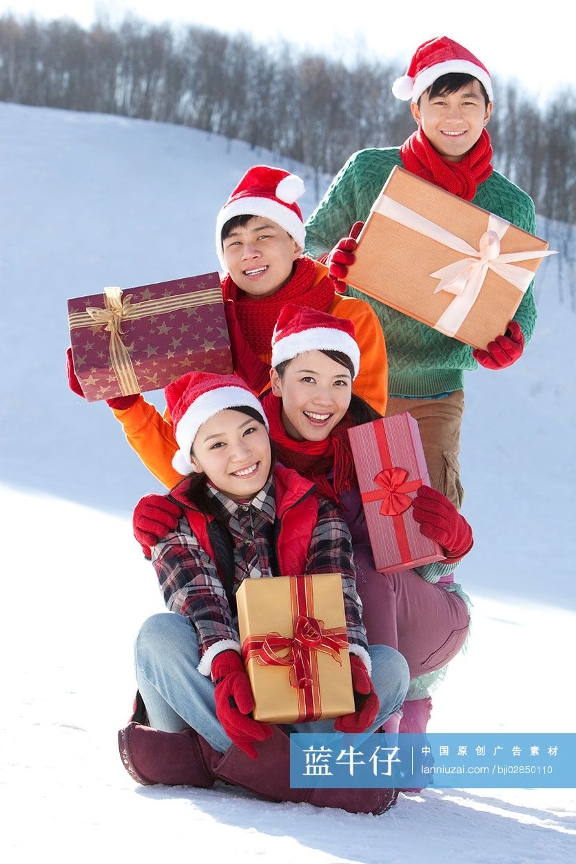 时尚青年男女送圣诞礼物