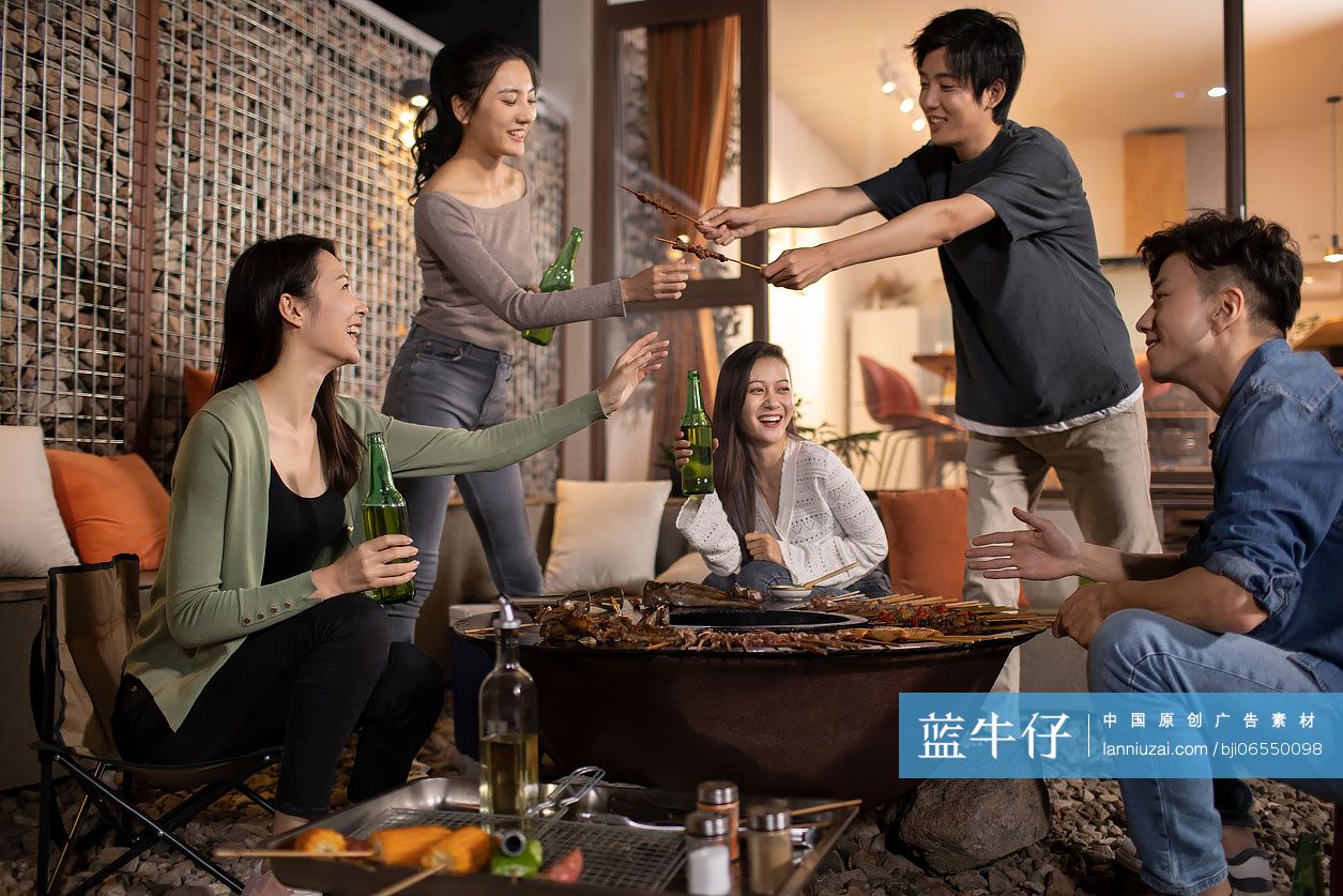 年轻朋友在庭院里烧烤聚餐