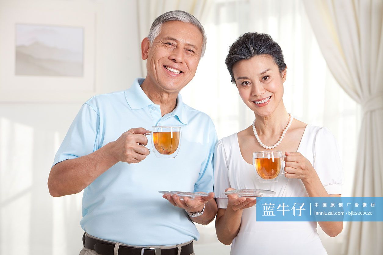 老年夫妇喝茶-蓝牛仔影像-中国原创广告影像素材