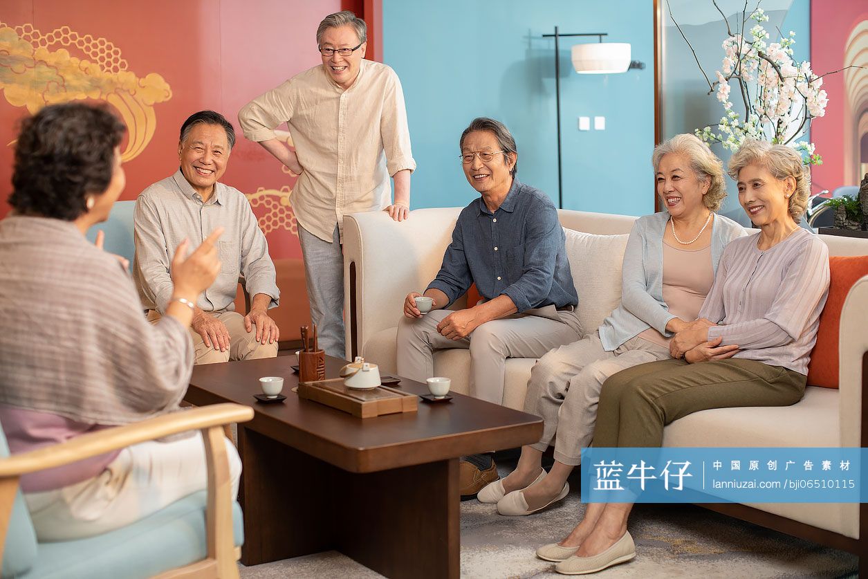 老人们聚在一起喝茶聊天
