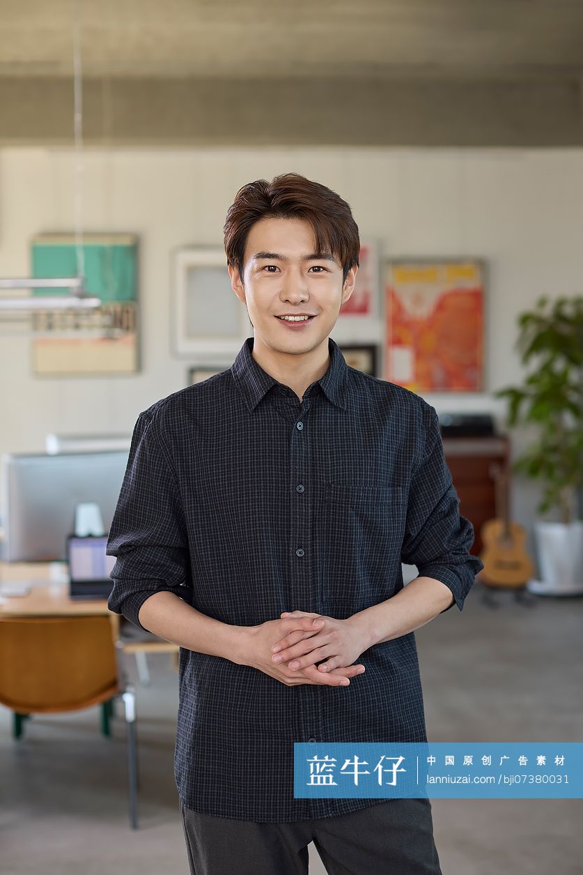 自信的年轻商务男士