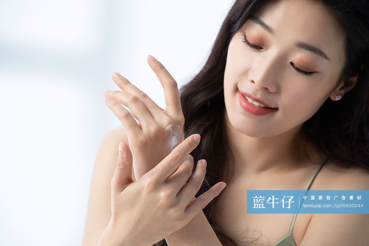 年轻美女抹润肤露